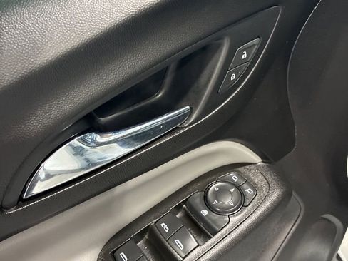 Used 2020 Chevrolet Equinox LS FWD image 17