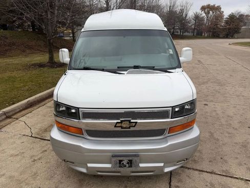Used 2017 Chevrolet Express 2500 image 2