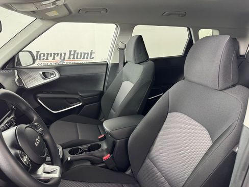 Used 2025 Kia Soul LX w/ LX Technology Package image 3