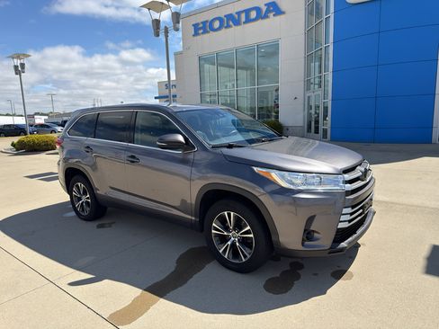 Used 2019 Toyota Highlander LE FWD image 3