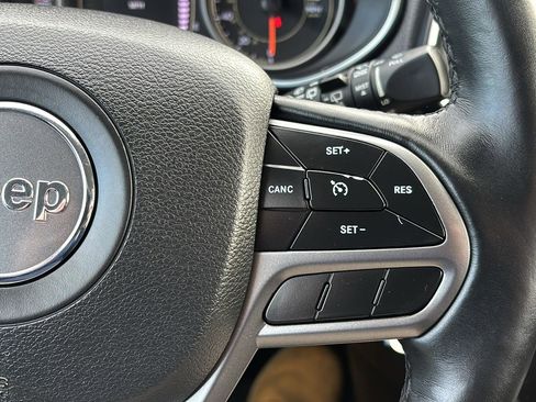 Used 2019 Jeep Cherokee Latitude w/ Cold Weather Group image 18