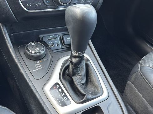 Used 2018 Jeep Cherokee Overland w/ Technology Group AWD/4WD image 30