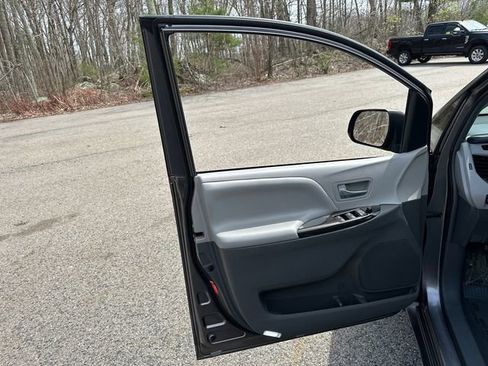 Used 2017 Toyota Sienna XLE Premium image 32