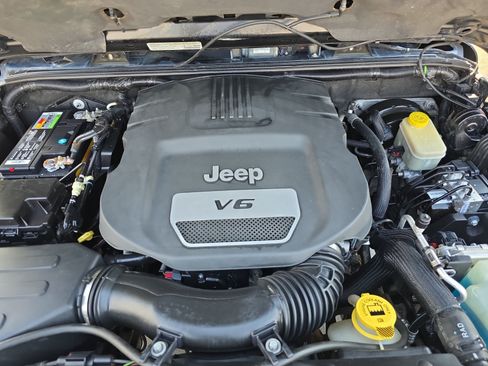 Used 2014 Jeep Wrangler Unlimited Sahara w/ Dual Top Group AWD/4WD image 32