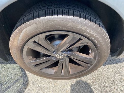 Used 2024 Volkswagen Tiguan SE R-Line AWD/4WD image 8