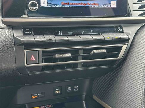 Used 2025 Toyota Camry SE image 30