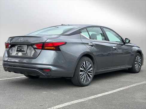 Used 2024 Nissan Altima 2.5 SV image 3