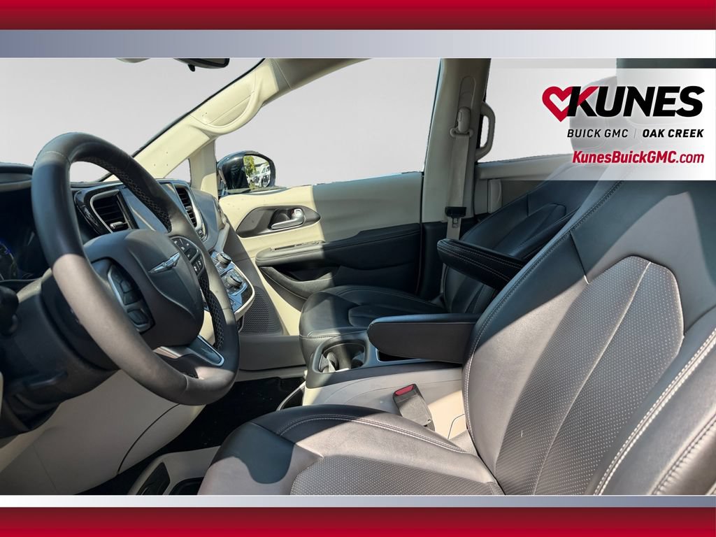 Used 2024 Chrysler Pacifica Touring-L FWD image 22