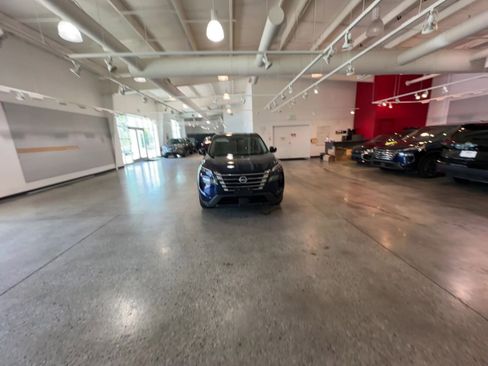 Used 2025 Nissan Rogue SV FWD image 15