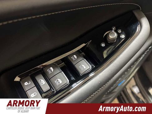 Used 2022 Jeep Grand Cherokee Overland w/ Luxury Tech Group IV image 8