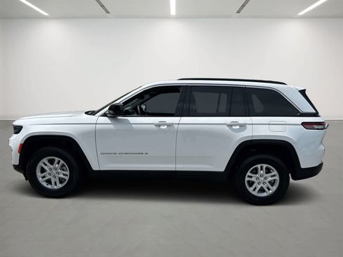 Used 2024 Jeep Grand Cherokee Laredo AWD/4WD image 2