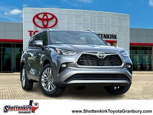 New 2026 Toyota Highlander Platinum AWD/4WD image 1