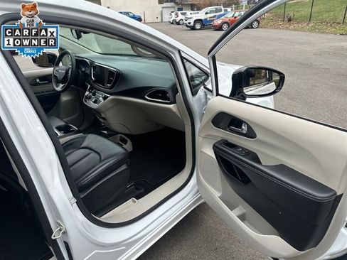 Used 2024 Chrysler Pacifica Touring-L image 12