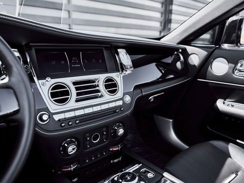 Used 2018 Rolls-Royce Dawn RWD image 57