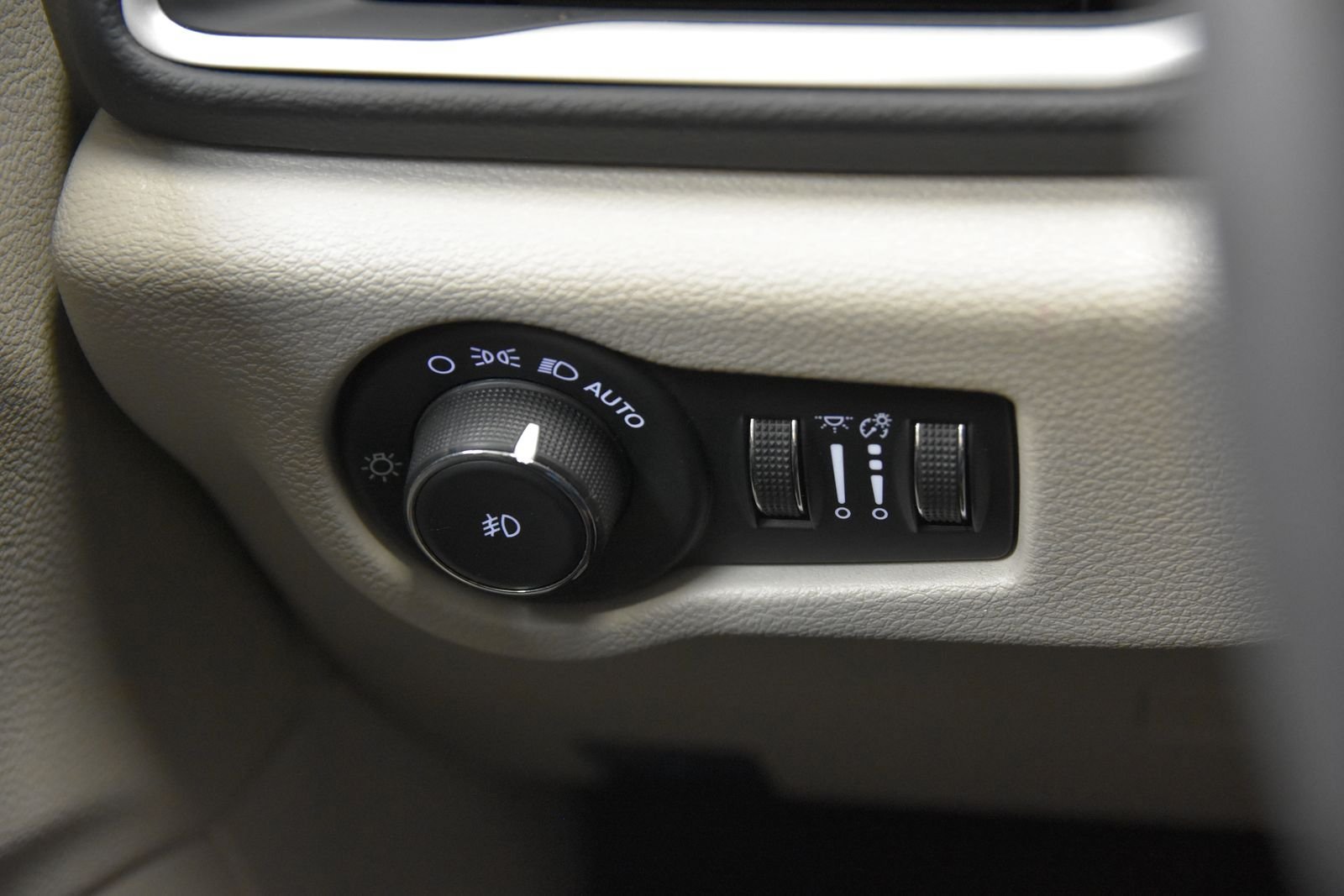 Used 2023 Chrysler Pacifica Touring-L FWD image 19