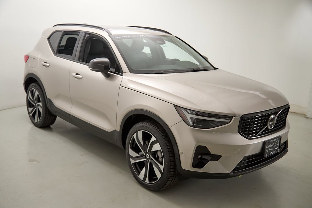 Certified 2024 Volvo XC40 B5 Plus w/ Protection Package Premier AWD/4WD image 4
