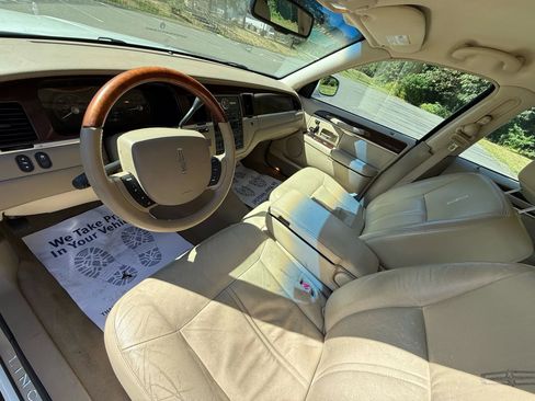Used 2009 Lincoln Town Car Signature Limited image 10