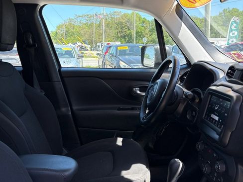 Used 2018 Jeep Renegade Altitude FWD image 14