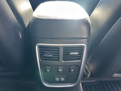 Used 2017 Chrysler 300 C image 12