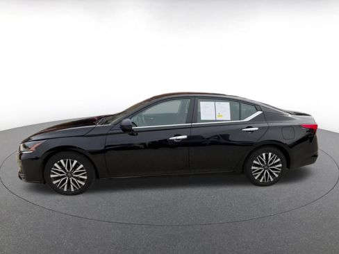 Used 2025 Nissan Altima 2.5 SV FWD image 9