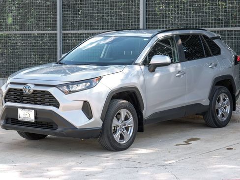 Used 2022 Toyota RAV4 LE AWD/4WD image 6