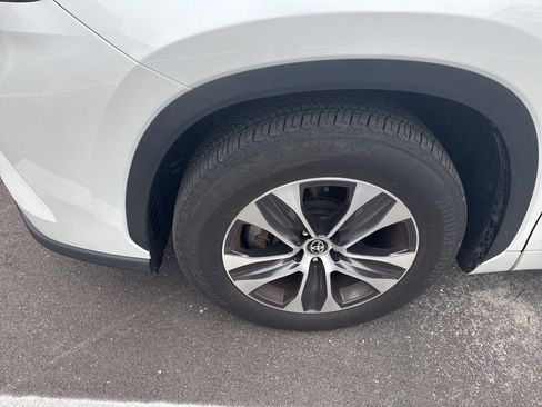 Used 2022 Toyota Highlander XLE image 3