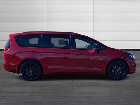 New 2026 Chrysler Pacifica Select image 3