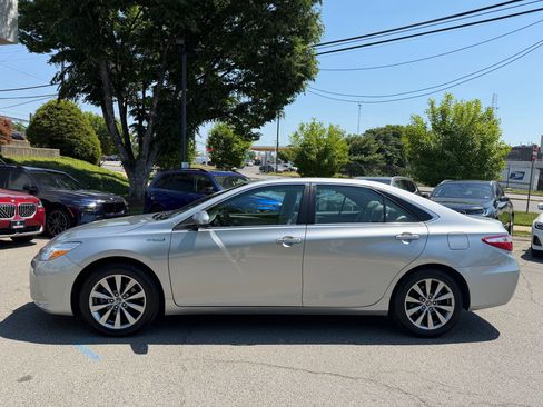 Used 2015 Toyota Camry XLE w/ Moonroof Package FWD image 2