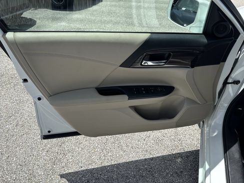 Used 2017 Honda Accord EX image 19