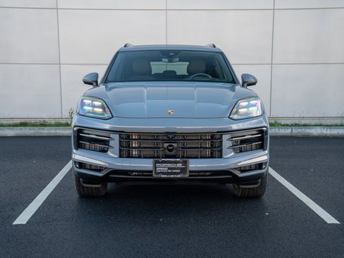 Used 2025 Porsche Cayenne image 6
