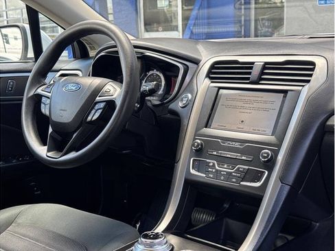 Used 2019 Ford Fusion SE FWD image 5