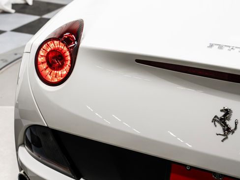 Used 2014 Ferrari California image 45