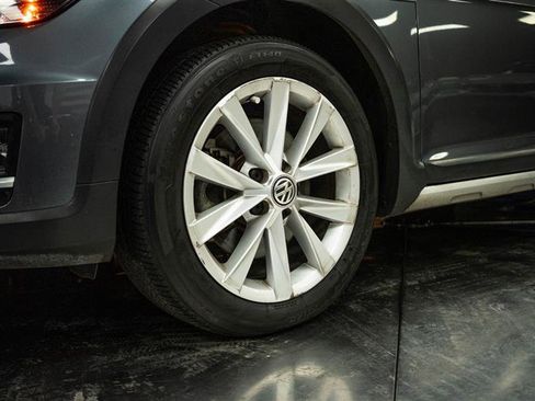 Used 2018 Volkswagen Golf Alltrack SE image 3
