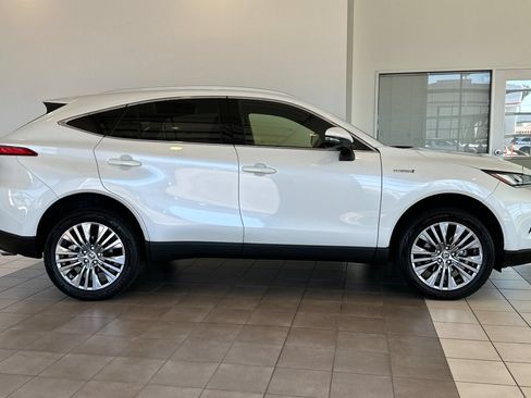 Certified 2021 Toyota Venza XLE AWD/4WD image 3