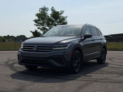 Used 2024 Volkswagen Tiguan SE w/ Panoramic Sunroof Package