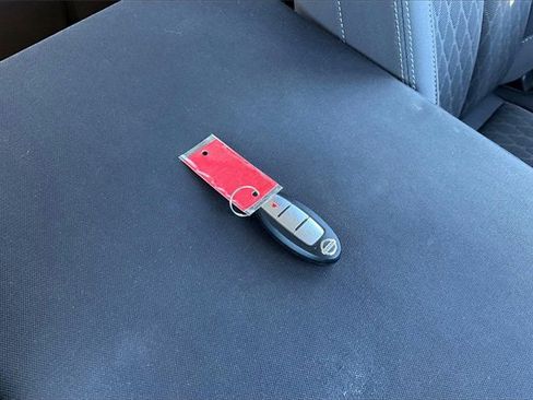 Used 2022 Nissan Titan SV image 11