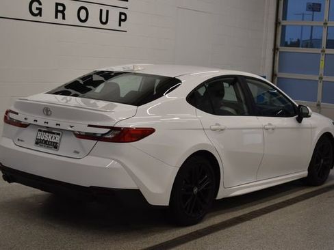 Used 2025 Toyota Camry SE FWD image 4