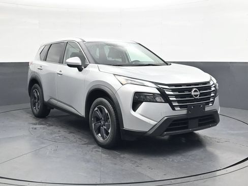 Used 2025 Nissan Rogue SV FWD image 2