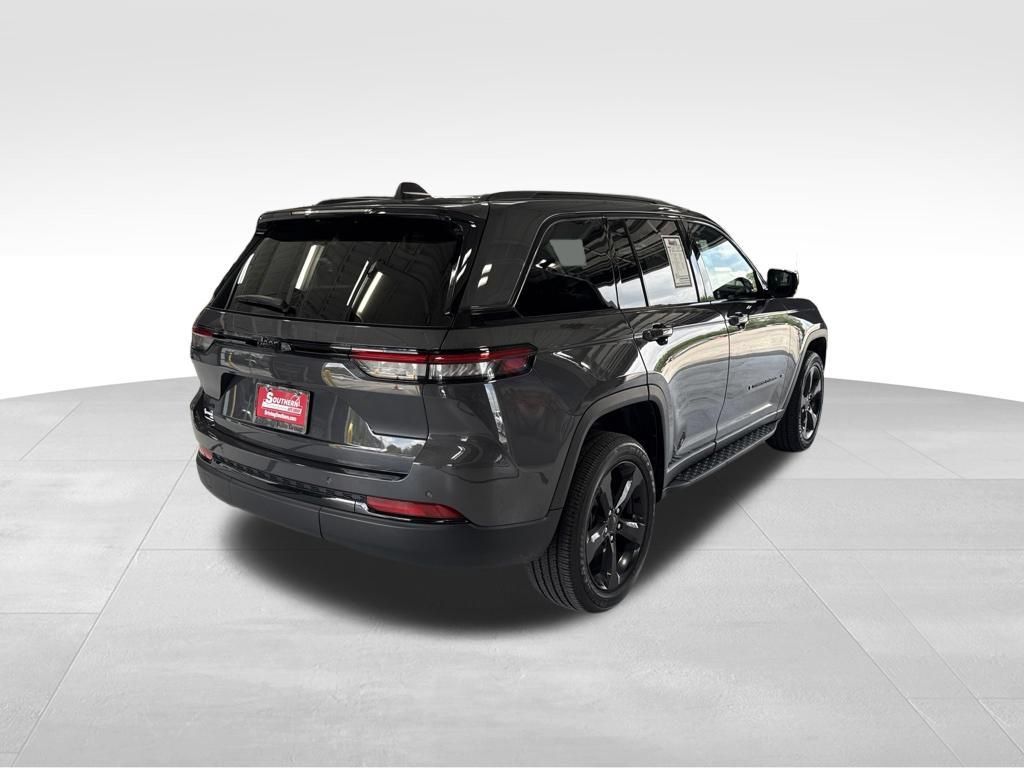 Used 2025 Jeep Grand Cherokee Altitude AWD/4WD image 4