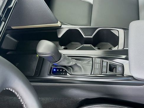 Used 2025 Toyota Camry SE image 17