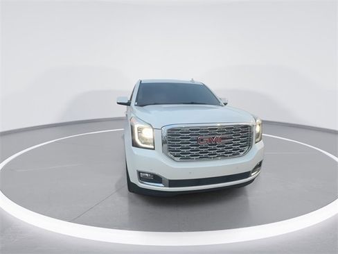 Used 2020 GMC Yukon XL Denali w/ Denali Premium Package image 3
