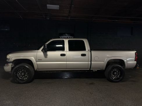 Used 2005 GMC Sierra 2500 SLT w/ Heavy-Duty Power Package AWD/4WD image 2