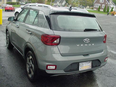 Used 2022 Hyundai Venue Limited image 6