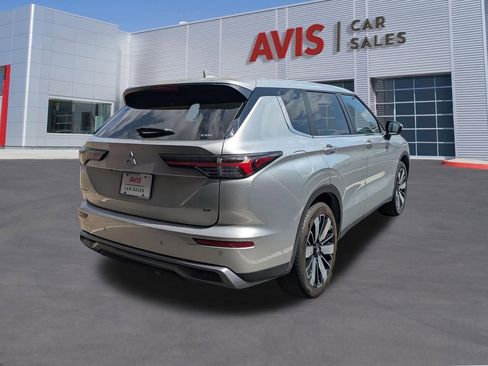 Used 2025 Mitsubishi Outlander SE image 6
