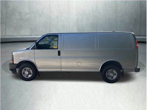 Used 2017 Chevrolet Express 2500 RWD image 2