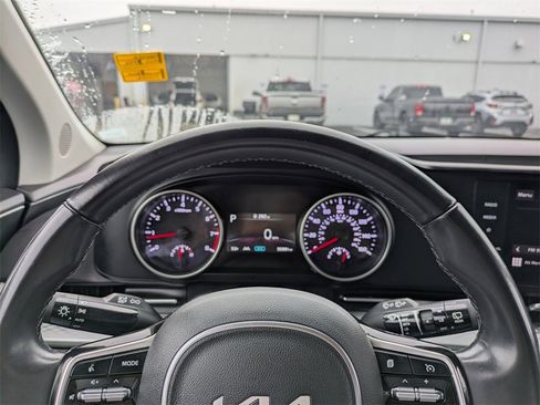 Used 2024 Kia Carnival LX image 30