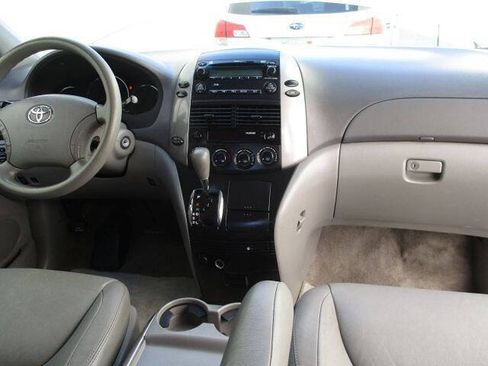 Used 2010 Toyota Sienna LE FWD image 10