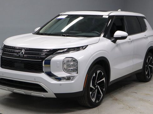 Used 2023 Mitsubishi Outlander SE image 7