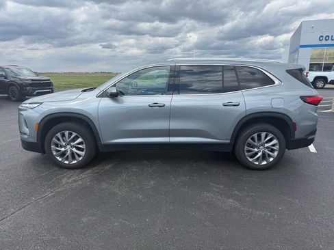 Used 2025 Buick Enclave Preferred AWD/4WD image 2