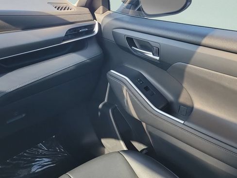 Used 2023 Toyota Highlander XLE FWD image 13